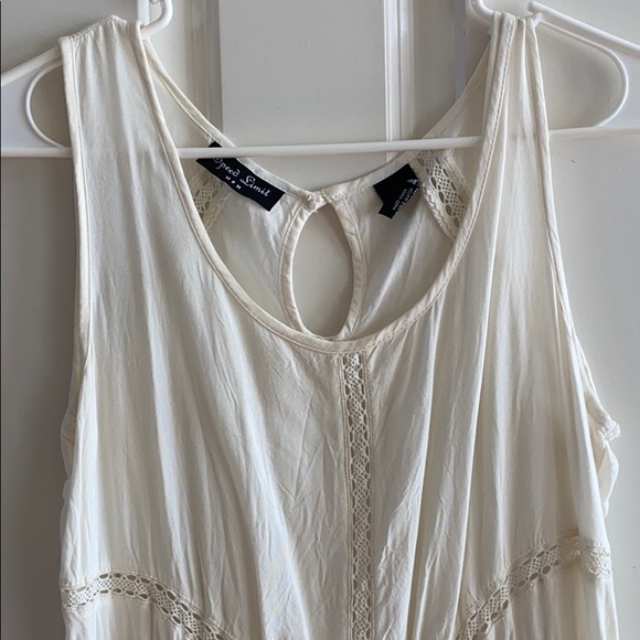 Gorgeous Flowy Dress with hints of lace - Picture 5 of 11